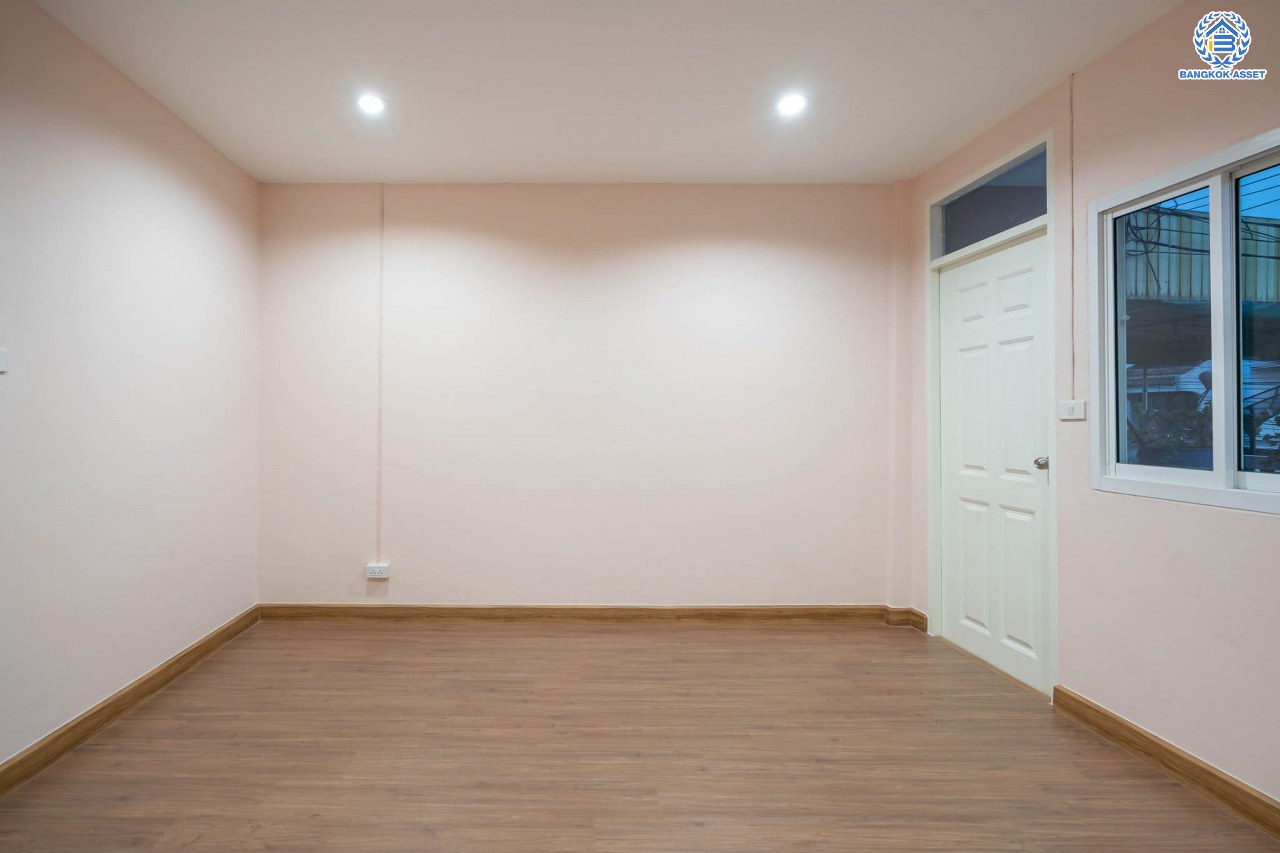 บ้านมือสองตกแต่งใหม่ โครงการ ราณี4 แจ้งวัฒนะ เนื้อที่ 23 ตร.ว. ฟังก์ชัน 2 ห้องนอน 2 ห้องน้ำ จอดรถได้ 1 คัน รองรับทุกกิจกรรม บนทำเลเชื่อมต่อหลายเส้นทาง ใกล้สนามบินดอนเมือง จุดขึ้นทางด่วน "โทลล์เวย์ดอนเมือง" และรถไฟฟ้าสายสีแดง "สถานีหลักสี่"